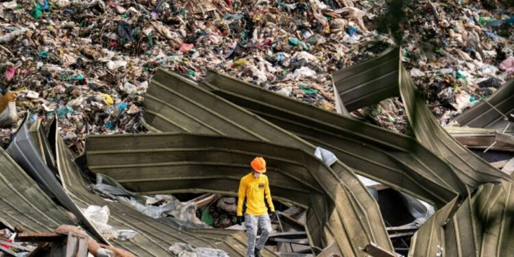 "Plehrat u rrokullisën mbi qytetarët" / Tragjedia në Filipine, 11 jetë të humbura nga shembja e landfillit