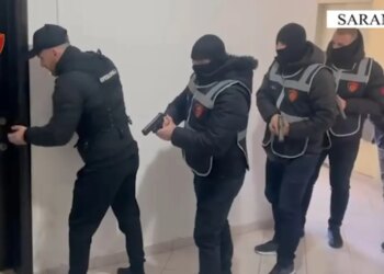 “Policia”/ Zbulohet ‘shtëpia e barit’ në Sarandë, arrestohet 30-vjeçari, ndëshkohen 4 punonjës të OSHEE-së.