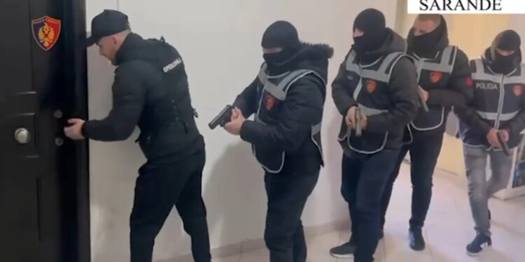 “Policia”/ Zbulohet ‘shtëpia e barit’ në Sarandë, arrestohet 30-vjeçari, ndëshkohen 4 punonjës të OSHEE-së.