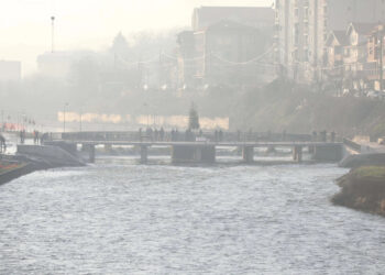 Policia ndihmon një qytetare që ra në lumin Ibër