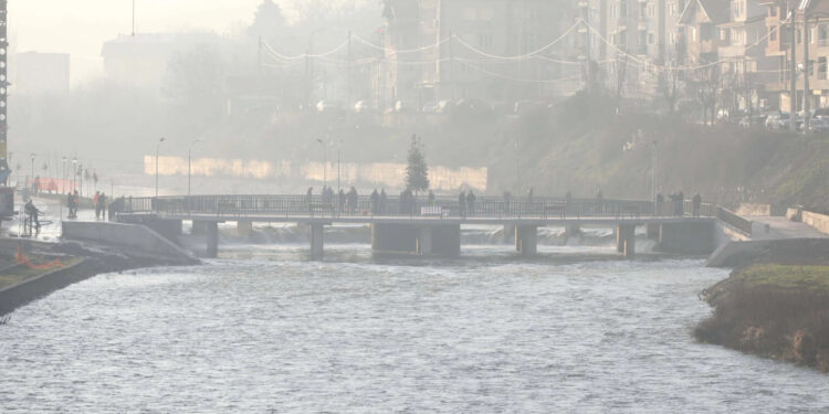 Policia ndihmon një qytetare që ra në lumin Ibër