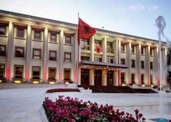 Presidenti Begaj miraton ndryshime në komandën e Forcave të Armatosura dhe jep promovime në gradat më të larta.