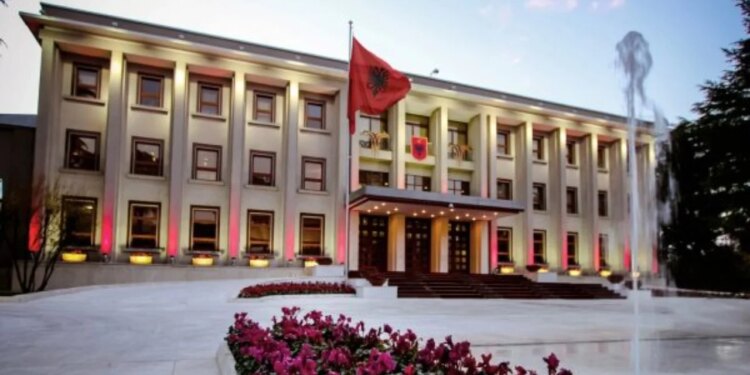 Presidenti Begaj miraton ndryshime në komandën e Forcave të Armatosura dhe jep promovime në gradat më të larta.