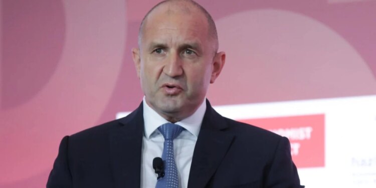 Presidenti i Bullgarisë shpall dorëheqjen, dyshohet se planifikon të formojë një parti të re politike.