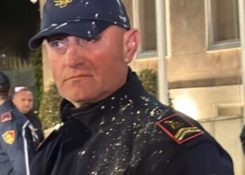 Protesta "Shqipëria Bëhet" para Kryeministrisë, një polic goditet nga një qese me miell