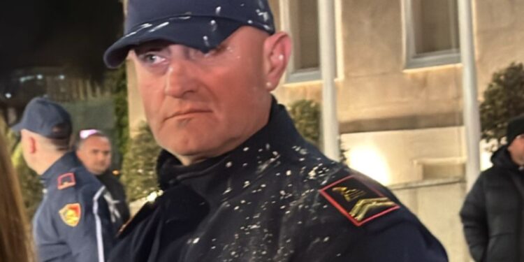 Protesta "Shqipëria Bëhet" para Kryeministrisë, një polic goditet nga një qese me miell