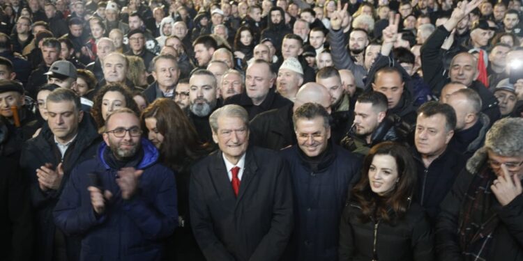 Protesta e PD-së para Kryeministrisë dhe Kuvendit, Berisha nga zyra: Çlironi 25 protestuesit paqësorë, jemi në luftë kundër diktaturës së dytë.