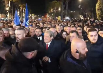 Protesta e Partisë Demokratike, Sali Berisha arrin pranë Kryeministrisë.