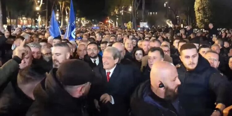 Protesta e Partisë Demokratike, Sali Berisha arrin pranë Kryeministrisë.