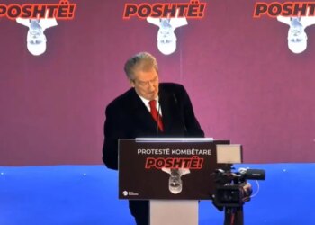 Protesta e opozitës: Berisha në podium shpall se u ngritëm si feniksi dhe goditëm për vdekje regjimin narko-diktaturë.