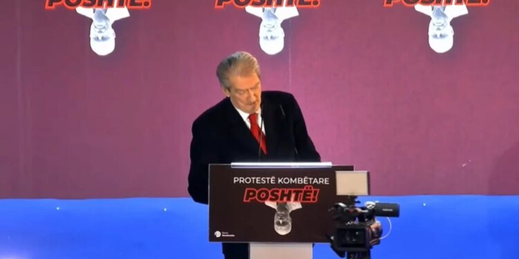 Protesta e opozitës: Berisha në podium shpall se u ngritëm si feniksi dhe goditëm për vdekje regjimin narko-diktaturë.