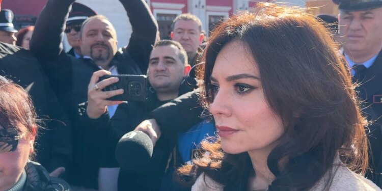 Protesta në Vlorë: Tregtarët i drejtohen Spiropalit, shprehin shqetësimet për zhvendosjen e tregut. Ministrja premton bisedime me kryetaren e bashkisë.