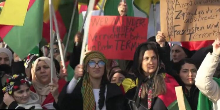 Protestat e Kurdëve: SHBA na la në harresë/ Përfundon autonomia 14-vjeçare e Rojavës në Siri