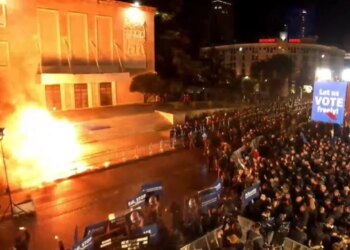 Protestë e drejtpërdrejtë me molotov para Kryeministrisë, policia reagon me gaz lotsjellës. Turma shkon te Kuvendi. Berisha: Jemi në fazën vendimtare të fitores.