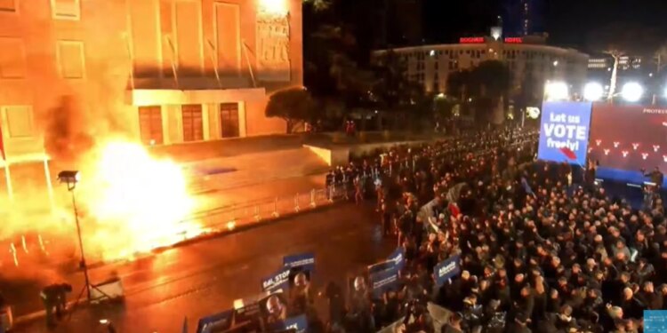 Protestë e drejtpërdrejtë me molotov para Kryeministrisë, policia reagon me gaz lotsjellës. Turma shkon te Kuvendi. Berisha: Jemi në fazën vendimtare të fitores.