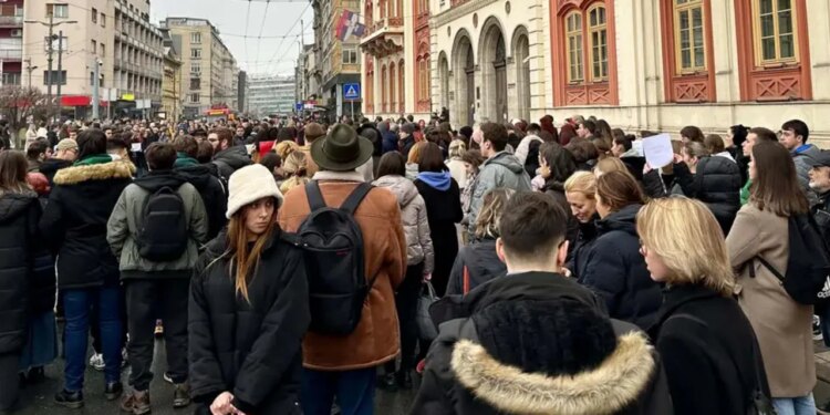 Protestë ndaj autoritarizmit në Serbi, sondazhet sugjerojnë se Vuçiç mund të humbasë zgjedhjet.