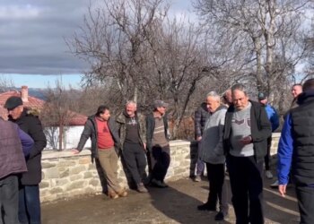 Protestë për parkun diellor: Banorët e Taçit dhe Prodanit në Kolonjë shprehin shqetësimin se panelet pengojnë kullotat.