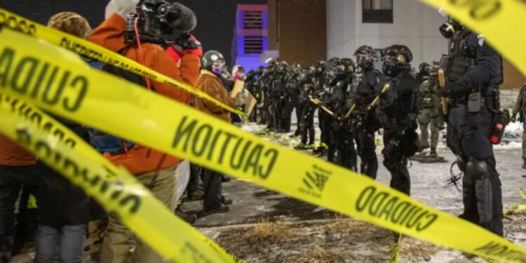 Protestohet para hotelit ku ishte strehuar komandanti i ICE-së, 26 individë arrestohen nga policia e Minneapolit.