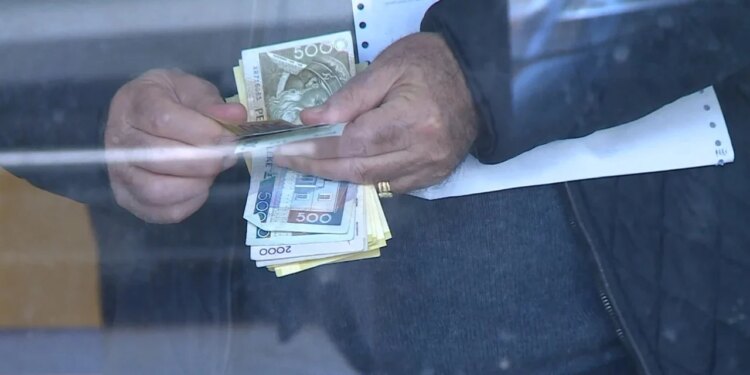 Punonjësit e Postës grabitën 22 milion lekë nga pensionet dhe ndihmat ekonomike; reagon Poste Shqiptare: Shpërndarja e pensioneve vazhdon si zakonisht.