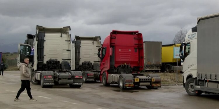 Qytetarët e Serbisë protestojnë në Merdare/ Kamionët bllokojnë kalimin kufitar, ndikohen eksportet e Kosovës