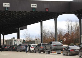 Radhë të gjata në pikat kufitare, pritje deri në 90 minuta.