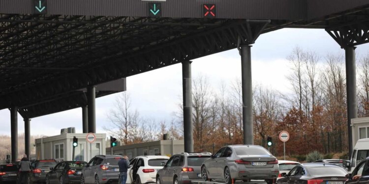 Radhë të gjata në pikat kufitare, pritje deri në 90 minuta.