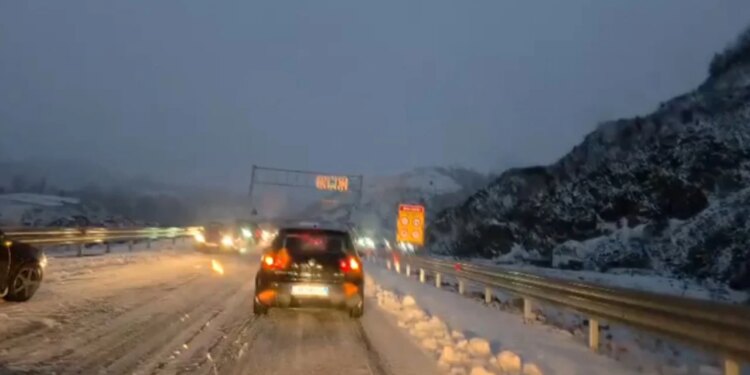 Reshjet e dëborës bllokojnë qarkullimin në rrugën e Arbrit për shkak të automjeteve pa zinxhirë.