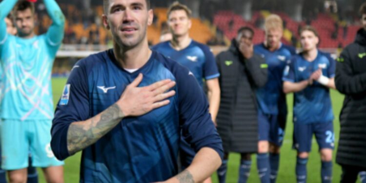 Romagnoli në qendër të vëmendjes; Lazio ndalon transferimin e tij, por mbrojtësi kërkon të kalojë te Al Sadd. Vendimi është… Sarri.