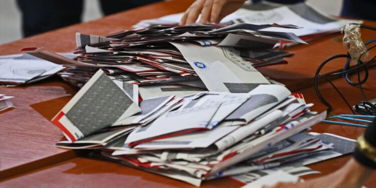 Rreth 60 për qind e votave me postë janë numëruar, VV-ja udhëheq me një diferencë të qartë.