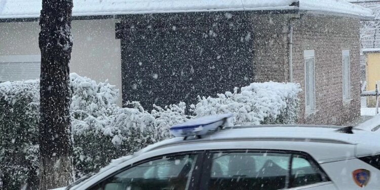 Rreth 600 familje në fshatrat e qarkut Korçë pa energji elektrike; cilësia e rrugëve në zonë.