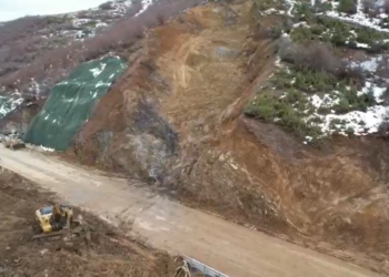 Rruga Qukës-Qafë Plloçë, e bllokuar nga masivi shkëmbor, hapet pjesërisht.