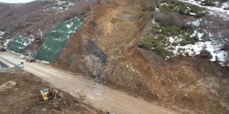 Rruga Qukës-Qafë Plloçë, e bllokuar nga masivi shkëmbor, hapet pjesërisht.