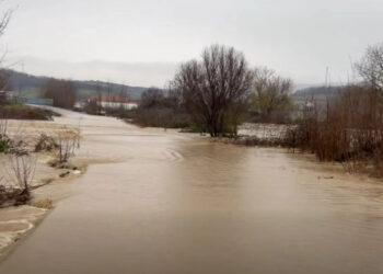 Rrugët në Suharekë bllokohen nga përmbytjet