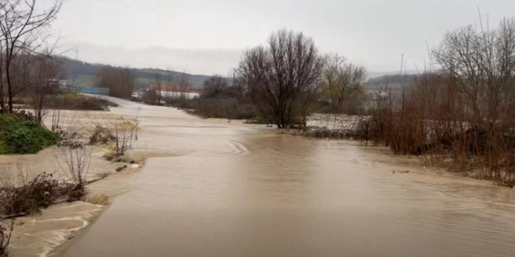 Rrugët në Suharekë bllokohen nga përmbytjet