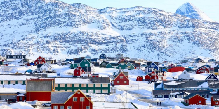Rusia akuzon Danimarkën për rritjen e tensioneve në Arktik me dërgimin e trupave ushtarake në Groenlandë.