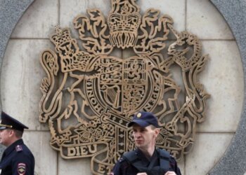 Rusia kërkon largimin e diplomatit britanik dhe e akuzon për spiunazh.