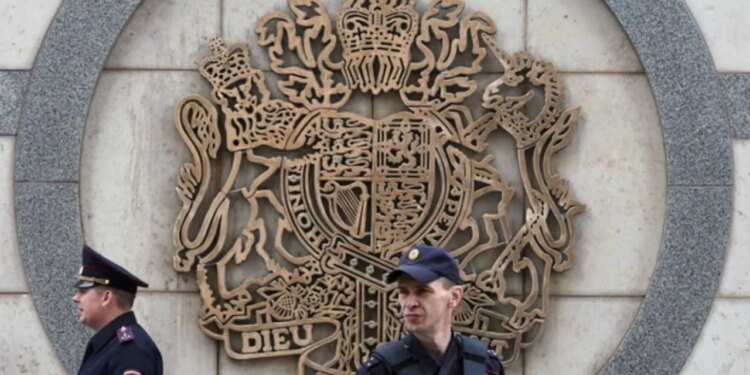 Rusia kërkon largimin e diplomatit britanik dhe e akuzon për spiunazh.