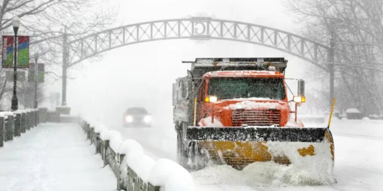 SHBA përgatitet për stuhinë e akullit, mbi 160 milionë njerëz do të ndihen në ndikimin e motit ekstrem këtë fundjavë.