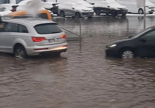 Segment i rrugës Ferizaj-Prishtinë, i bllokuar nga përmbytjet pas shiut