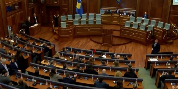 Serbët mbajnë "peng" Kuvendin: Gjykata Kushtetuese e Kosovës thotë se nënkryetari duhet të jetë nga komuniteti serb.