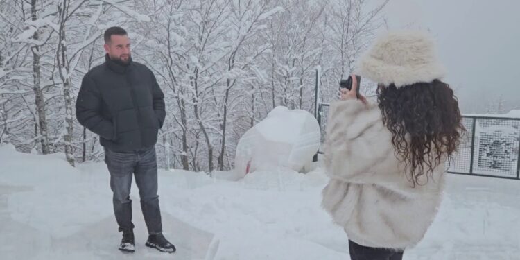 Sfida e turizmit malor: Korça, destinacioni më i preferuar, përballë mungesës së kapaciteteve për akomodim dhe staf në bizneset lokale.