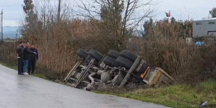 Shembulli i një kamioni të rëndë përfundon në kanalin anësor, shpëtohet mrekullishëm shoferi dhe pasagjeri në Fier.