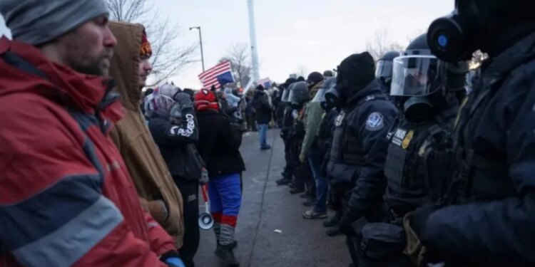 Shërbimi fetar në Minesota u ndërpre pas dyshimeve për lidhje me ICE-në, Departamenti i Drejtësisë fillon hetimet ndaj protestuesve