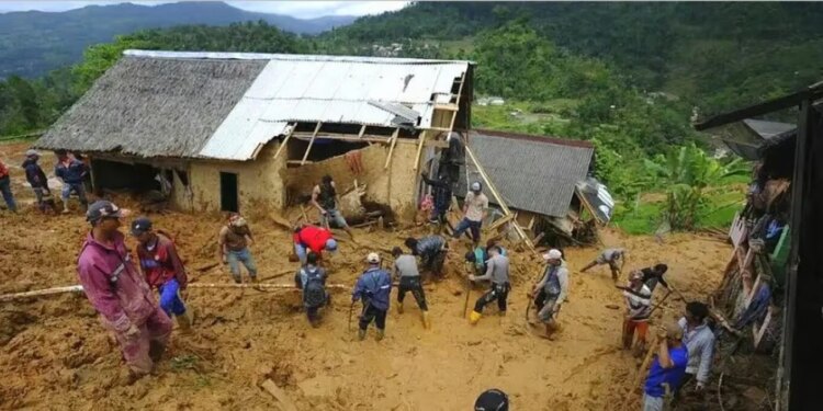 Shira të shumtë në Indonezi, të paktën 10 viktima dhe shumë të zhdukur nga rrëshqitjet e dheut