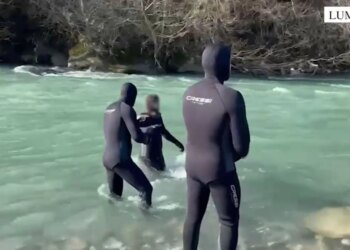 Shoku në automjetin e përfshirë në përrua, për të cilin dyshohet se u mor nga rrjedha e ujit; ende nuk ka asnjë gjurmë të trupit të 30-vjeçarit në Klos.