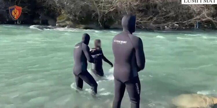 Shoku në automjetin e përfshirë në përrua, për të cilin dyshohet se u mor nga rrjedha e ujit; ende nuk ka asnjë gjurmë të trupit të 30-vjeçarit në Klos.