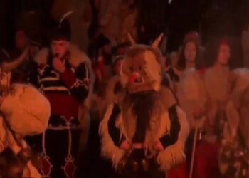 Shpërndajmë shpirtrat e këqinj: Bullgarët kryejnë rituale kërcimi nëpër rrugët