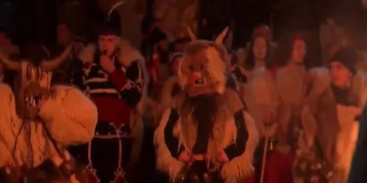 Shpërndajmë shpirtrat e këqinj: Bullgarët kryejnë rituale kërcimi nëpër rrugët