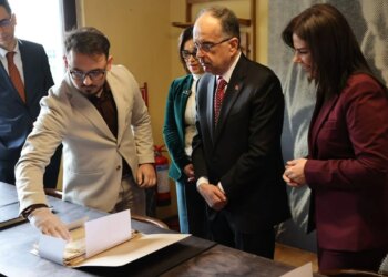 “Shqipëria ishte frymëzimi i tij”, Presidenti Begaj në Shtëpinë Muze të Ismail Kadaresë: Me veprat e tij nxori në pah kujtesën dhe dinjitetin e kombit tonë.