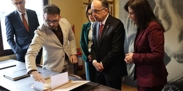 “Shqipëria ishte frymëzimi i tij”, Presidenti Begaj në Shtëpinë Muze të Ismail Kadaresë: Me veprat e tij nxori në pah kujtesën dhe dinjitetin e kombit tonë.